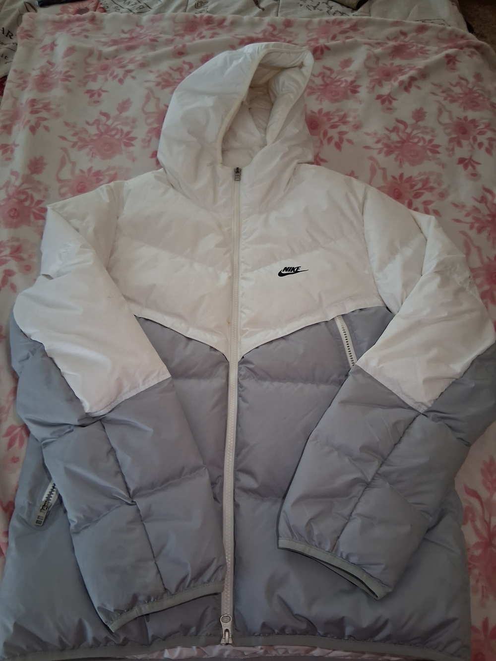 Nike Women’s Hooded Puffer Jacket - White & Light Gray